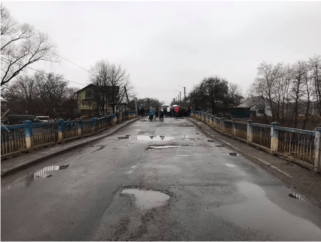 У Ланчині перекрили дорогу обласного значення – люди вимагають ремонту і чекають владу (ФОТО)