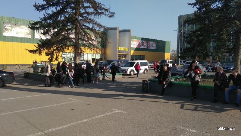 На Коновальця півсотні невідомих налякали членів дільничної комісії (ФОТО)