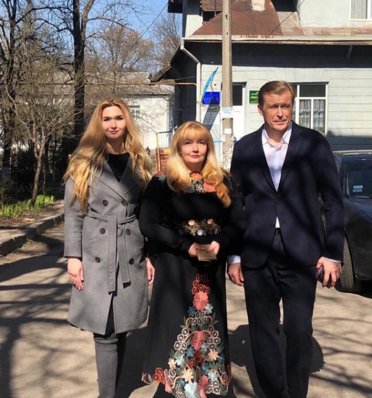 Голова Івано-Франківської ОДА з сім’єю проголосував на виборах Президента України (ФОТОФАКТ)