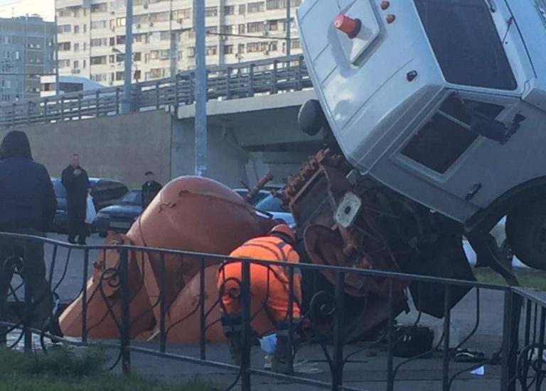 Вантажівка “пішла” під бруківку у середмісті Франківська