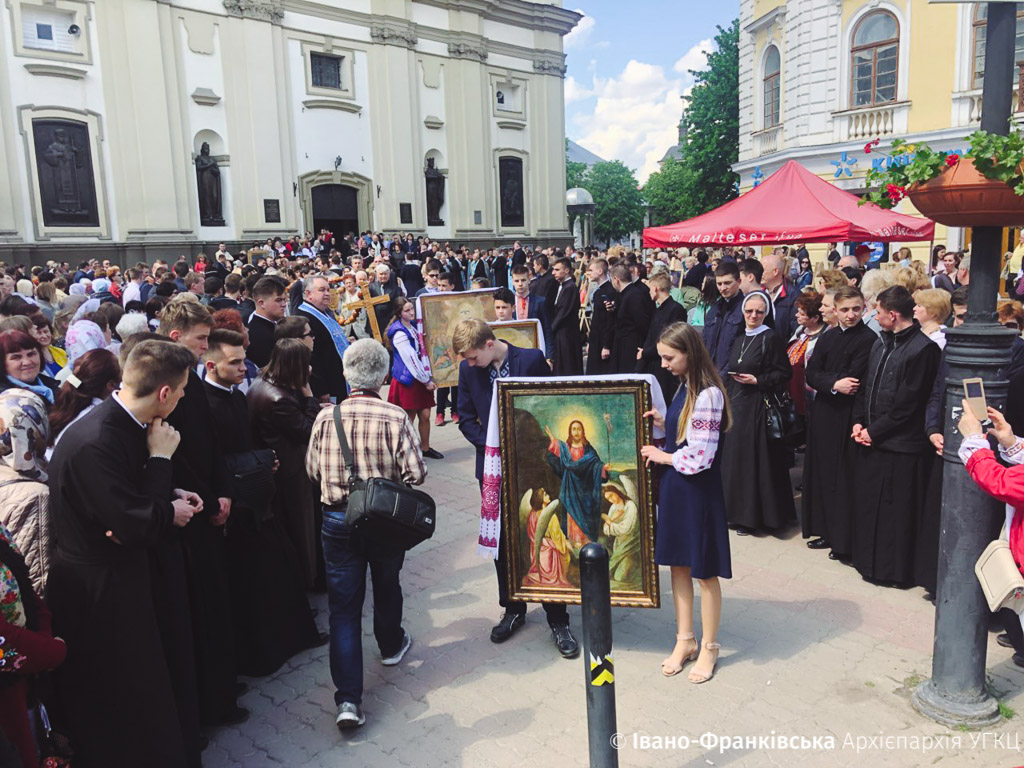 Сотні франківців пройшли молитовною ходою з нагоди Дня матері (ФОТО, ВІДЕО)