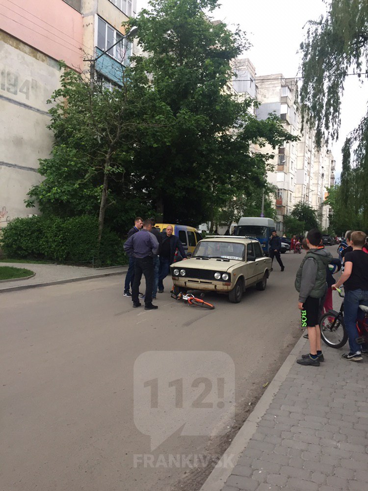 У дворі на Позитроні під колеса машини потрапив семирічний хлопчик на велосипеді (ФОТО)