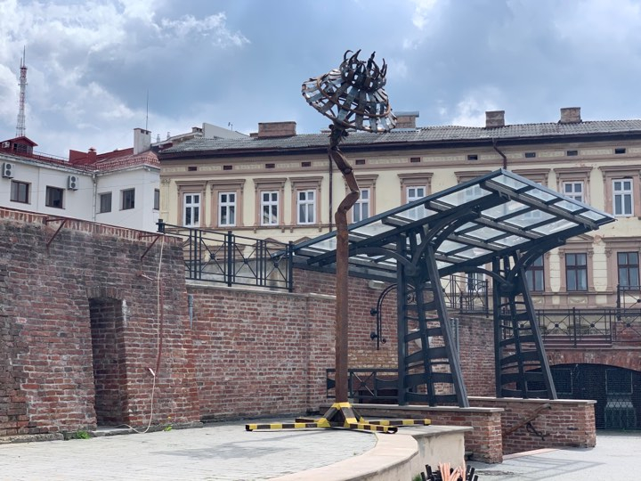 Вертикалі: Спілка забудівників та ковалі зробили подарунок мешканцям “Містечка центральне”
