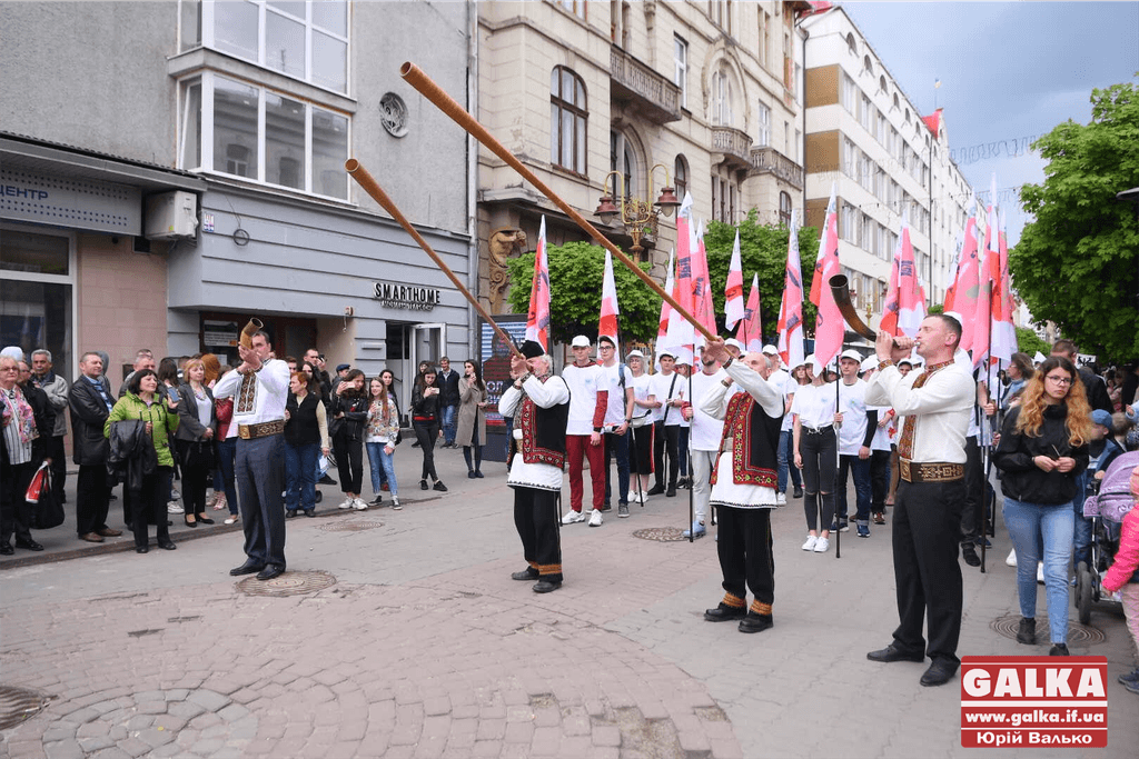 Лицарі, гуцули і оркестр: вражаюча театральна хода пройшла середмістям (ФОТО, ВІДЕО)