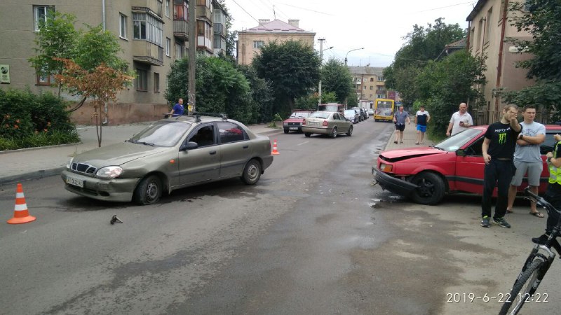 ДТП у Франківську: на Довгій не розминулися дві автівки (ФОТОФАКТ)