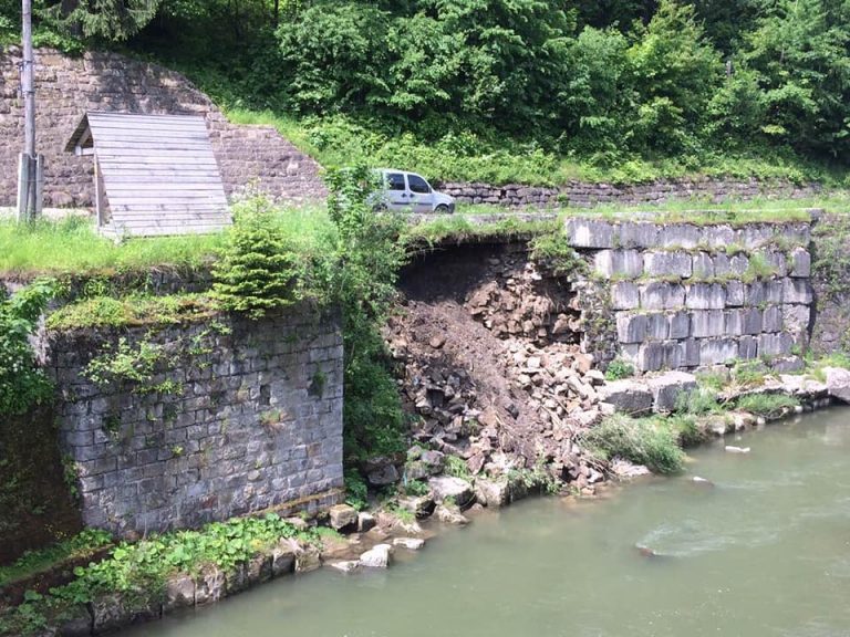 У Татарові обвалилась ділянка дороги національного значення – рух обмежений (ФОТО)
