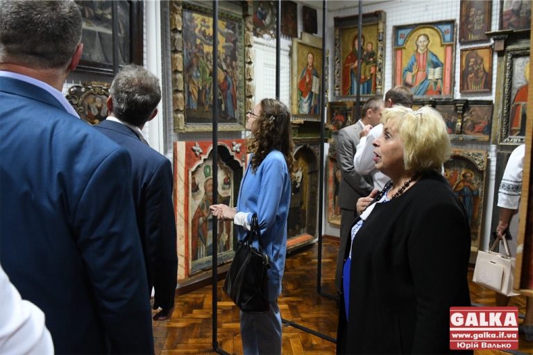 Депутати обласної ради працюють в Коломиї: подивилися музеї писанки та гуцульщини й покутян (ФОТО)