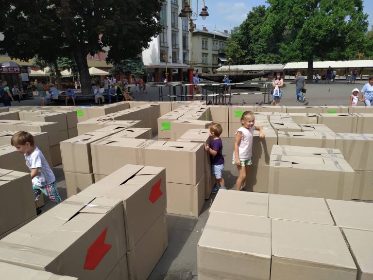 У центрі міста франківців квестом навчають, як не потрапити до рук торговців людьми (ФОТО)