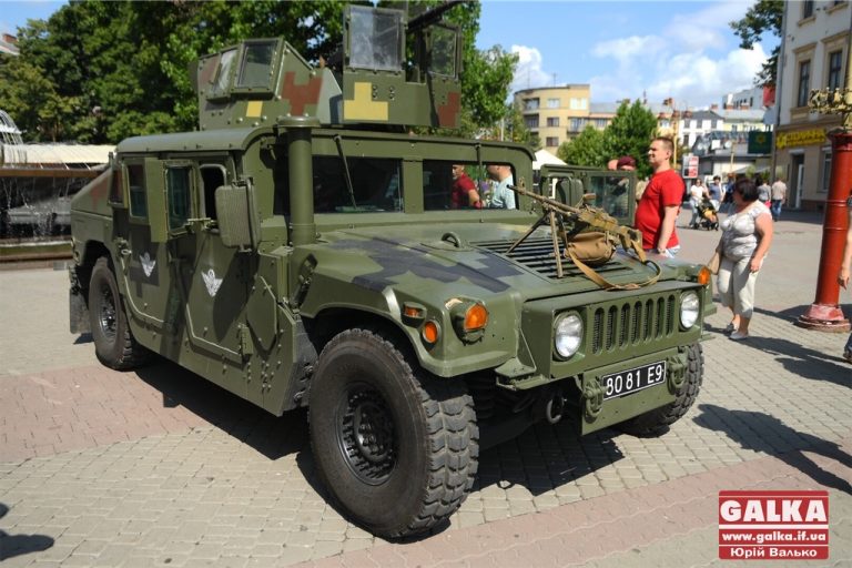 У центрі Франківська військові “припаркували” бойове авто – запрошують містян служити за контрактом (ФОТО)