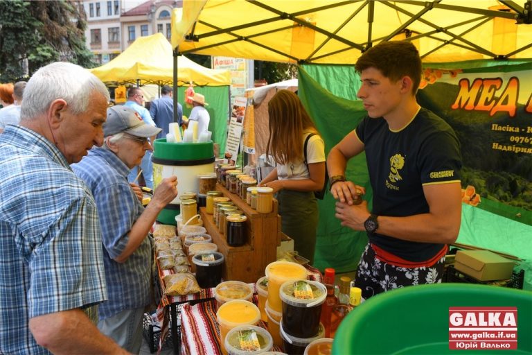 Солодкий медовий фестиваль розпочався у центрі Івано-Франківська (ФОТО)