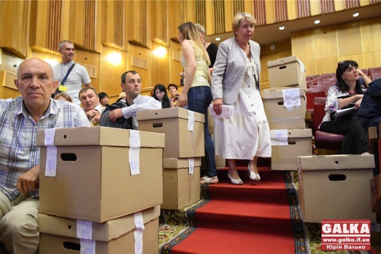 Ніч без сну: в окружній виборчій комісії Івано-Франківська приймають бюлетені та протоколи з ДВК (ФОТО,ВІДЕО)
