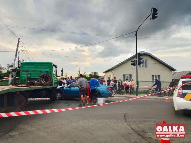 У Крихівцях евакуатор зіткнувся з легковиком, є травмований (ФОТО, ОНОВЛЕНО)