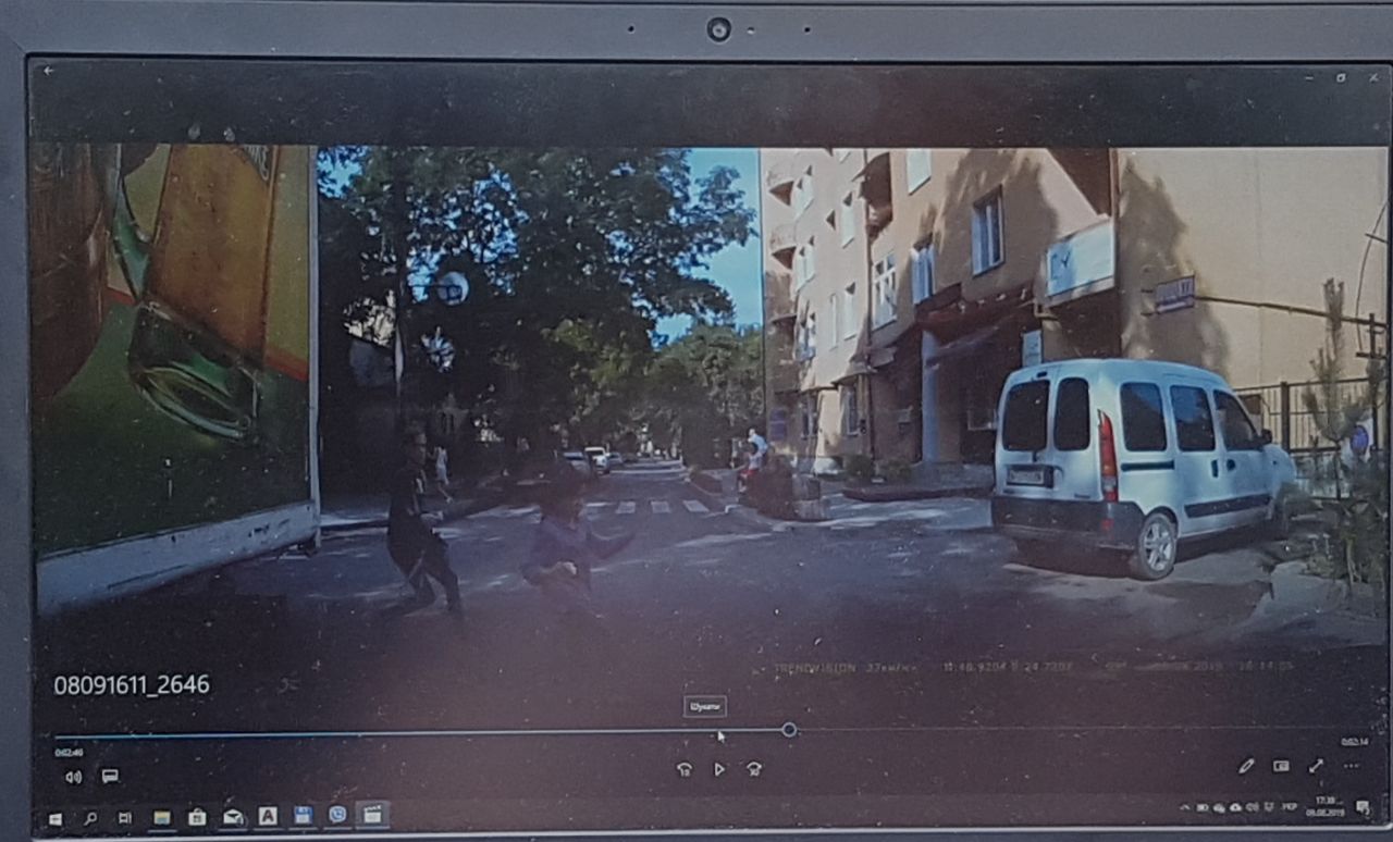 У Франківську 8-річна дівчинка раптово вибігла на дорогу і потрапила під авто (ФОТОФАКТ)