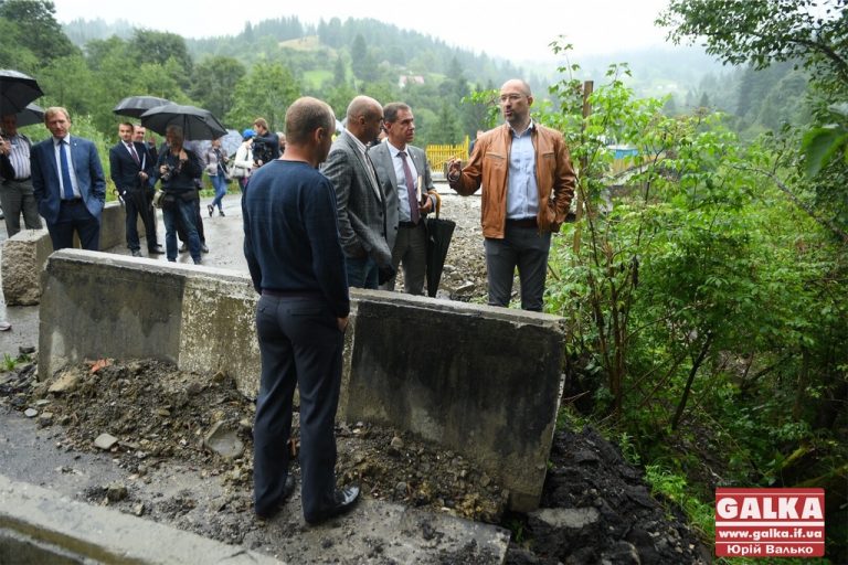 Шмигаль перевірив, як в селі на Верховинщині укріплюють проблемний міст (ФОТО)