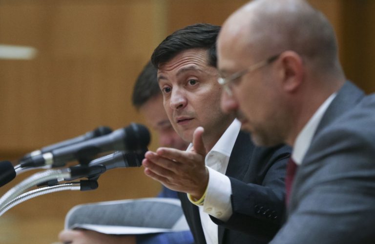 Зеленський змусив нардепа з Коломиї профінансувати ремонт дороги на Косівщині (ВІДЕО)