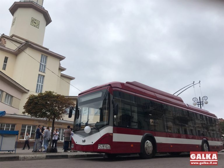 Приїхав під Ратушу: в Івано-Франківську презентували новий “автономний” тролейбус (ФОТО, ВІДЕО)