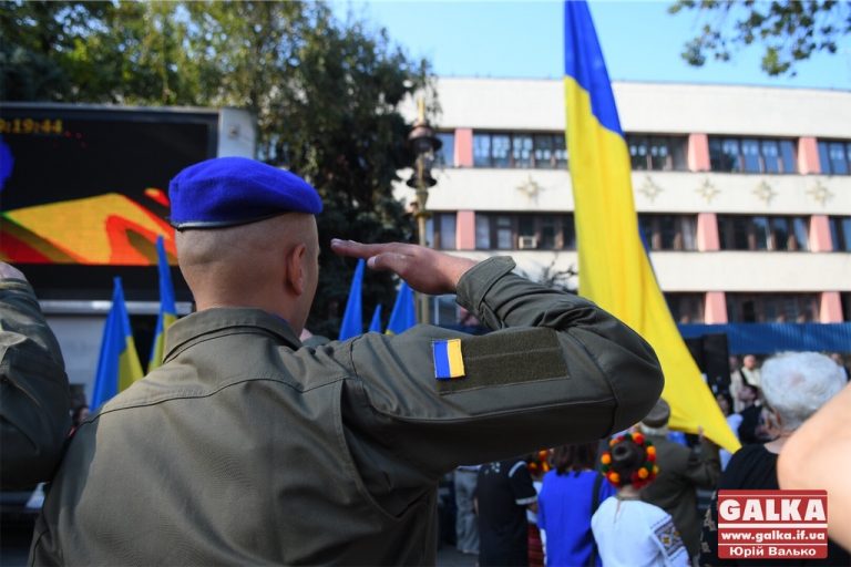 У центрі Івано-Франківська урочисто підняли державний прапор (ФОТО)