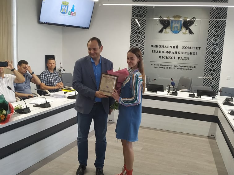 У Франківську нагородили фіналістку шоу “Голос Діти” (ФОТО)