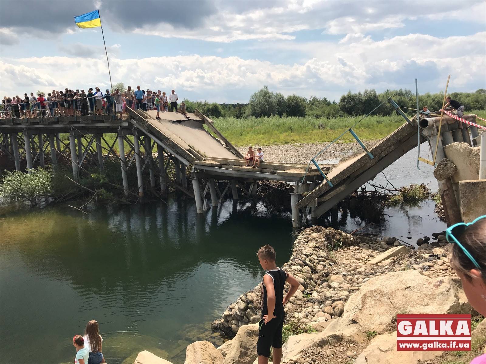 Зеленський пообіцяв взятися за міст у селі Довге-Калуське (ФОТО)