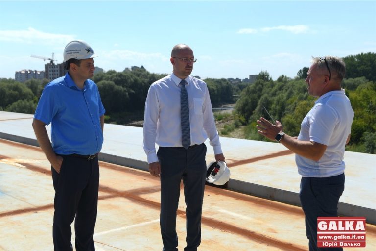 Шмигаль оглянув будівництво моста на Пасічну (ФОТО)