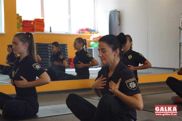 Патрульні Івано-Франківська спробували на собі йогу та медитування (ФОТО)