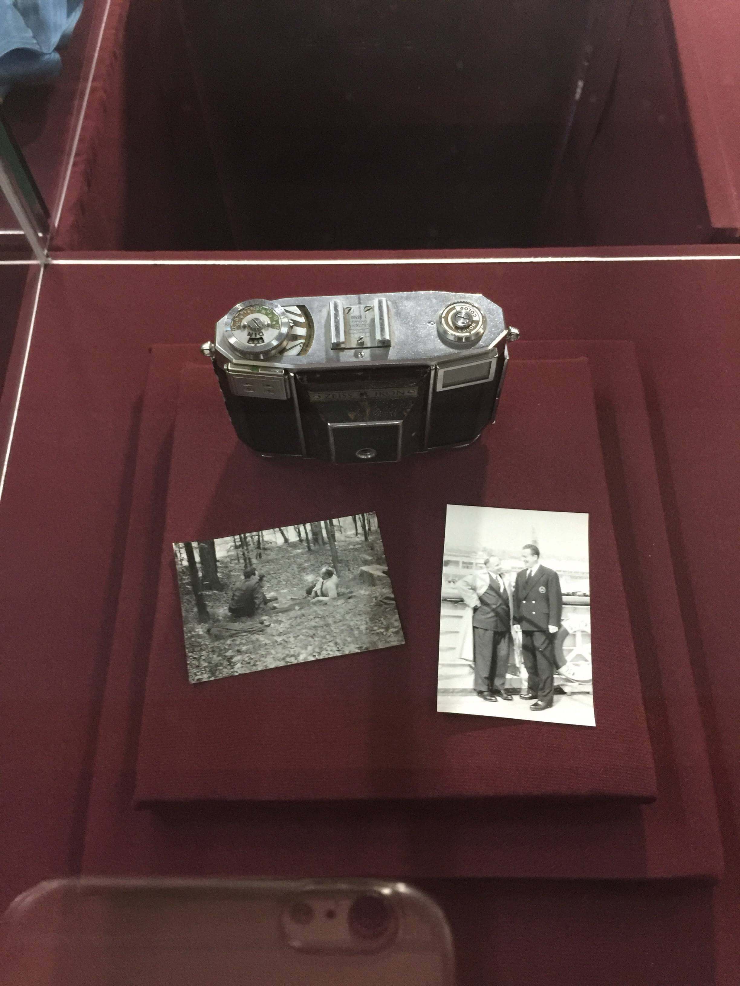 Фотоапарат, годинник, тризуб: у Франківську відкрили унікальну виставку особистих речей Степана Бандери (ФОТО)