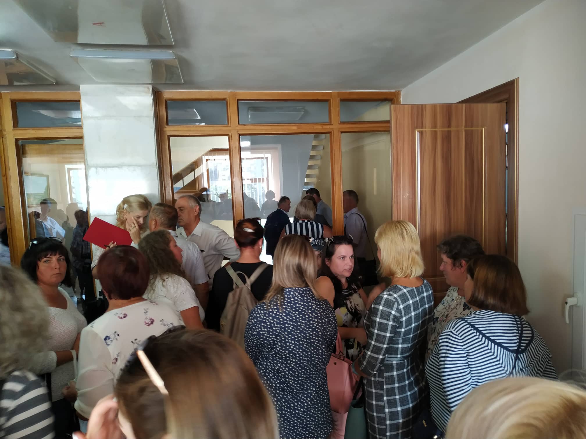 Понад три десятки обурених прикарпатців вимагають в ОДА ремонту дороги, інакше – перекриття (ФОТО)