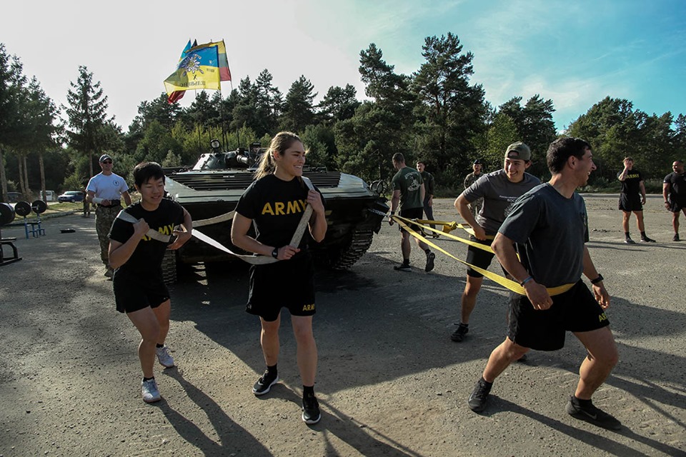 Протягнути 13-тонну бойову машину: бійці прикарпатської “десятки” позмагалися з іноземними військовими (ФОТО, ВІДЕО)