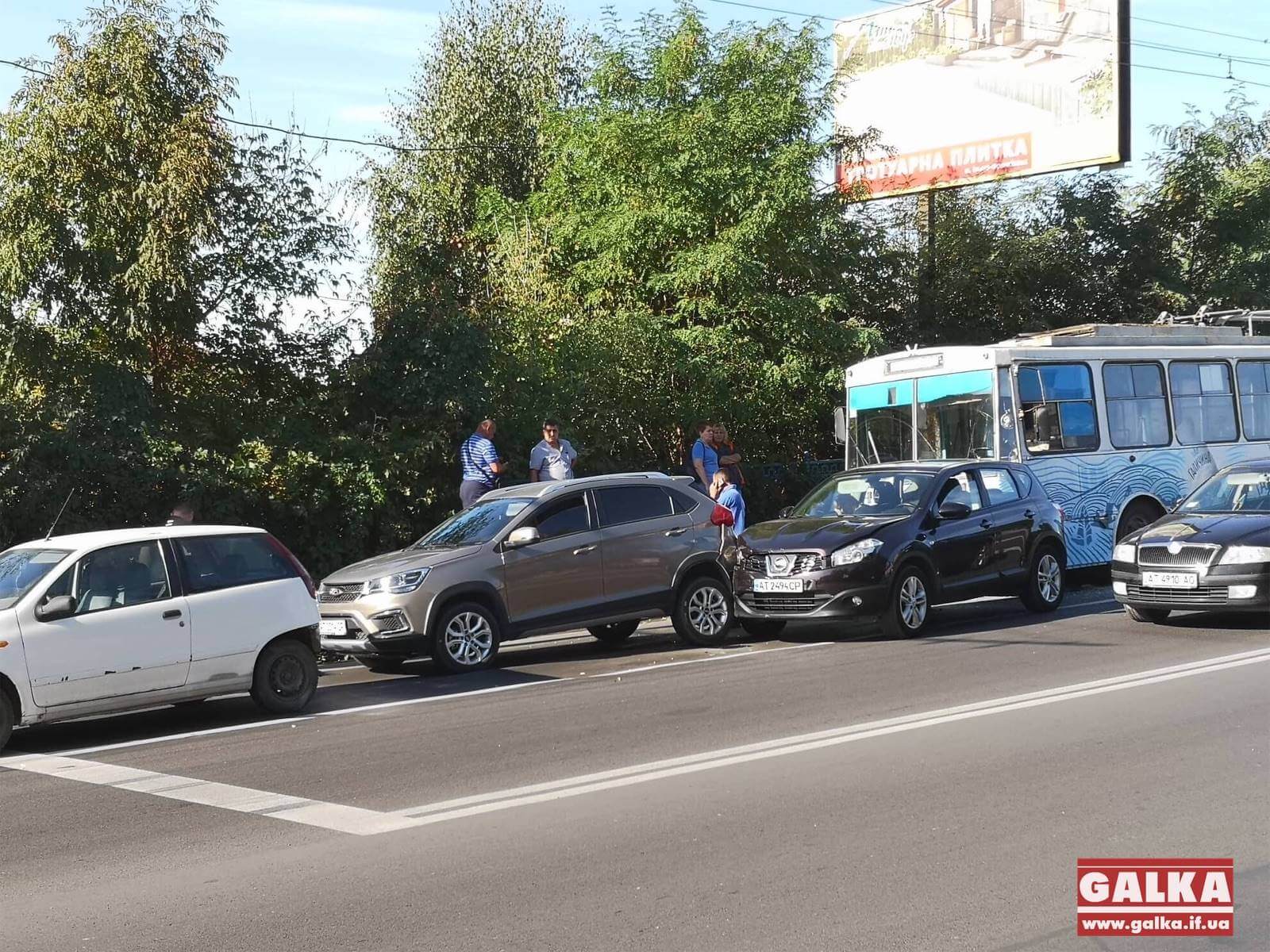 На Незалежності тролейбус розбив три машини (ФОТО)