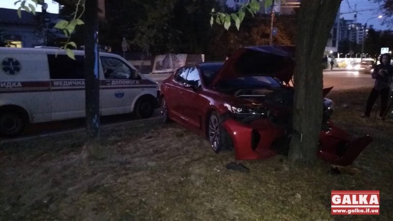 На Мазепи автомобіль “КІА” врізався у дерево (ФОТО, ОНОВЛЕНО)