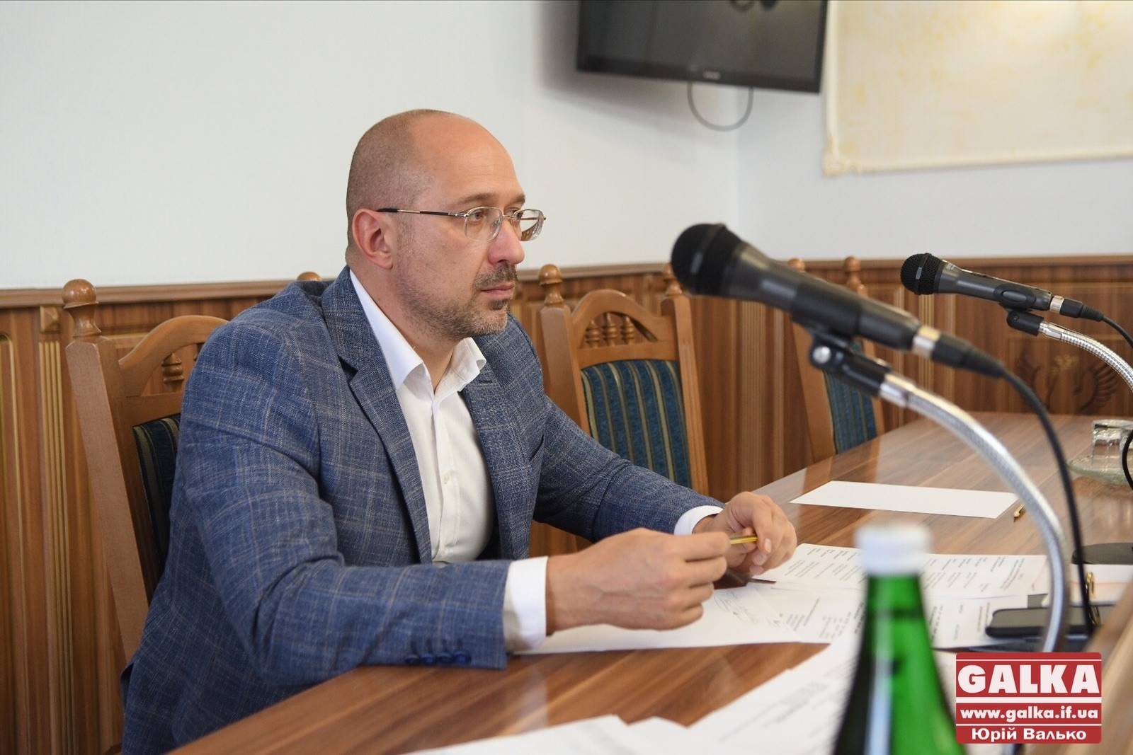 «Ви самі собі створили цю проблему», – Шмигаль про фермера-майданівця з Долинщини, якому зламали кущі лохини