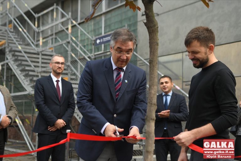 Символ дружби між країнами: Уряд Канади подарував клен «Промприладу.Реновація» (ФОТО)