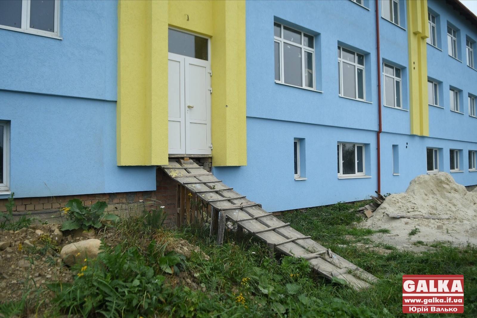 Ходять в туалет на вулицю і сидять по-троє за партою: у Космачі просять допомогти з відкриттям нового корпусу школи (ФОТО)