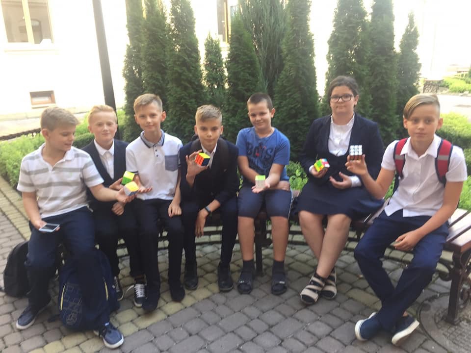 Школярі міста позмагалися у швидкісному складанні кубика Рубіка (ФОТО)