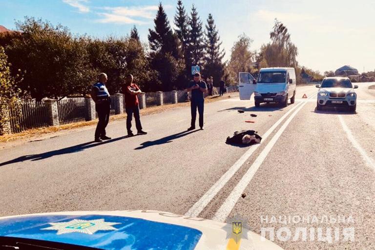На Тисмениччині мікроавтобус збив пішохода. Чоловік помер у кареті “швидкої” (ФОТО, ОНОВЛЕНО)