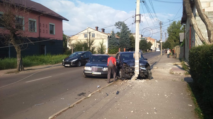 У центрі Калуша автівка влетіла в електроопору (ФОТО, ВІДЕО)