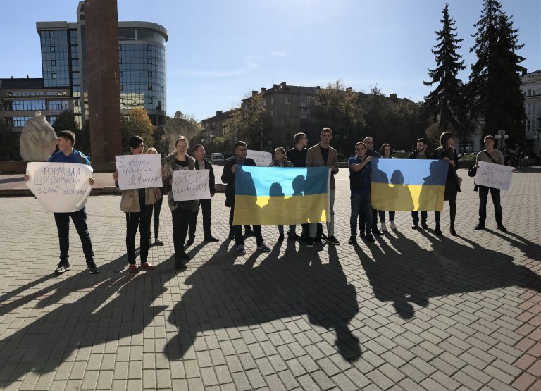 Під Івано-Франківською ОДА активісти виступають проти “формули Штайнмаєра” (ФОТО)