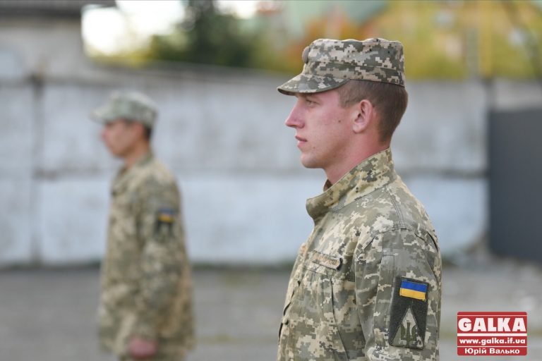 Усіх військовозобов’язаних чоловіків і жінок у липні закликають прийти на прикарпатські військкомати