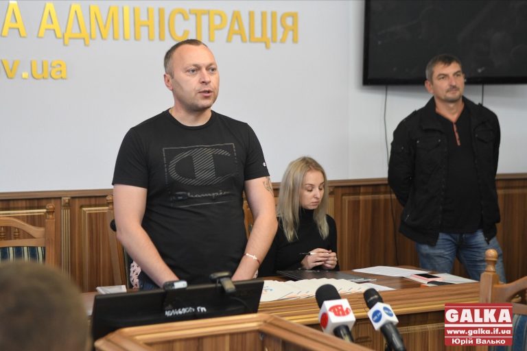 “Є люди, яким поперек горла, що у Франківську вручають квартири АТОвцям”, – Андріїв