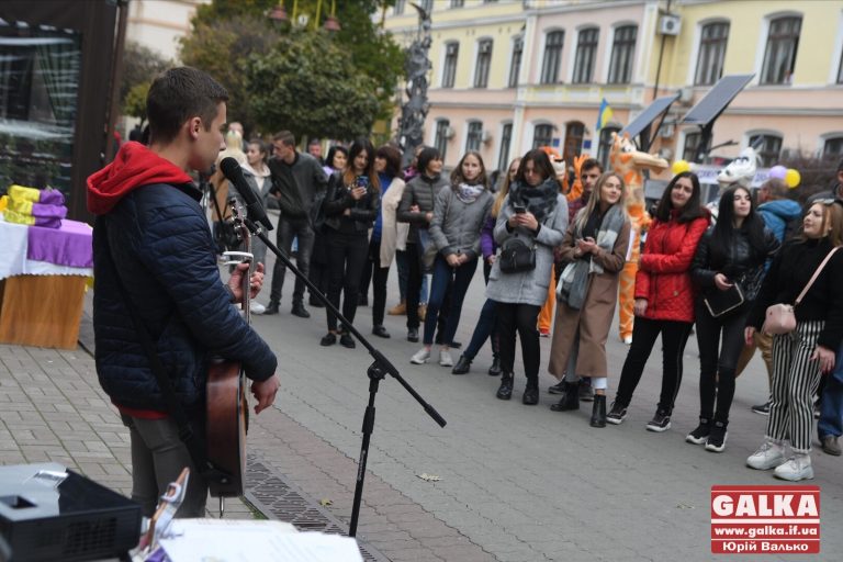 “Караоке на сотці”: студенти і містяни разом заспівали улюблені хіти (ФОТО)