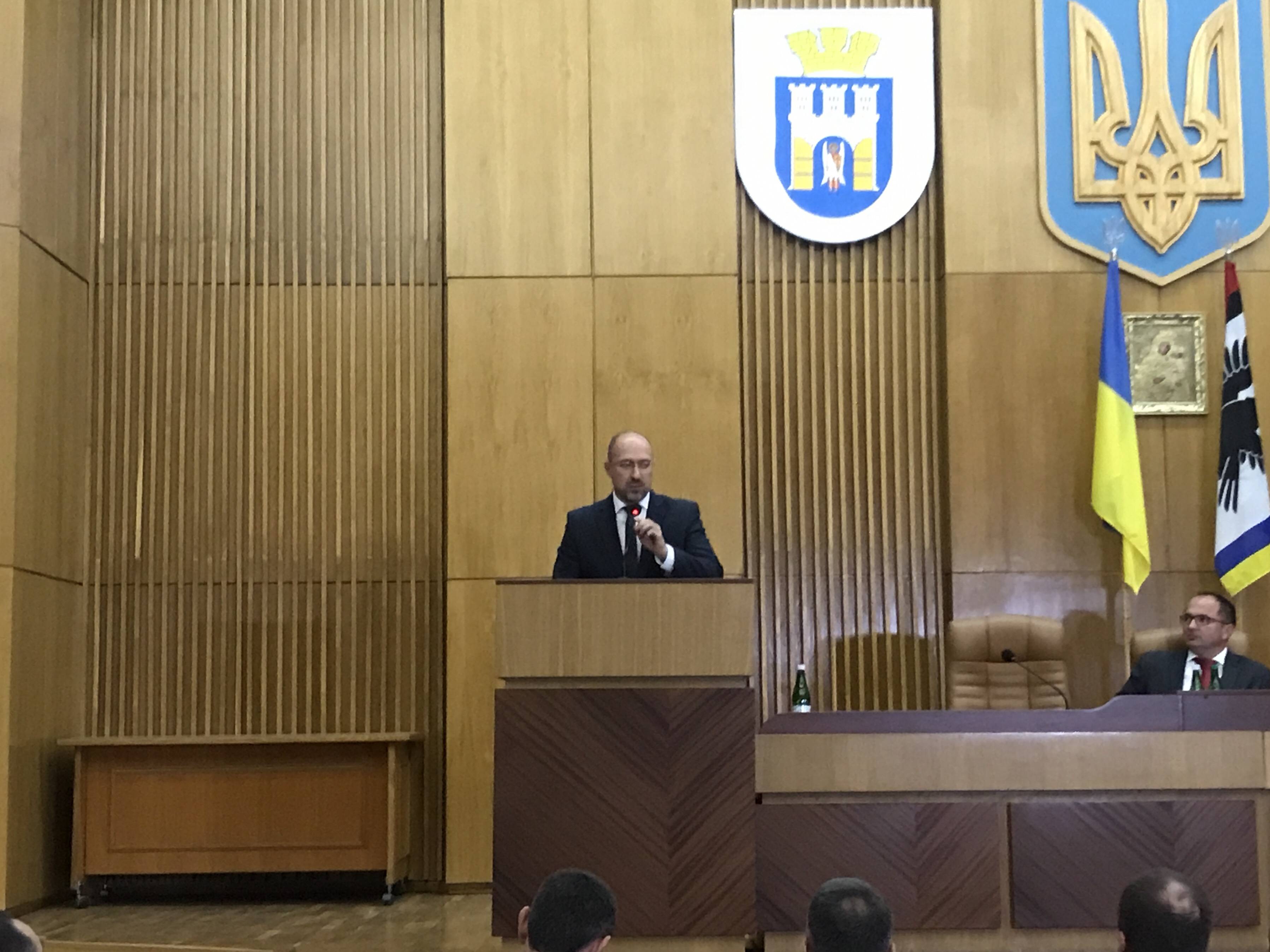 “Зеленський не збирається здавати жодного шматка української землі”, – Шмигаль 