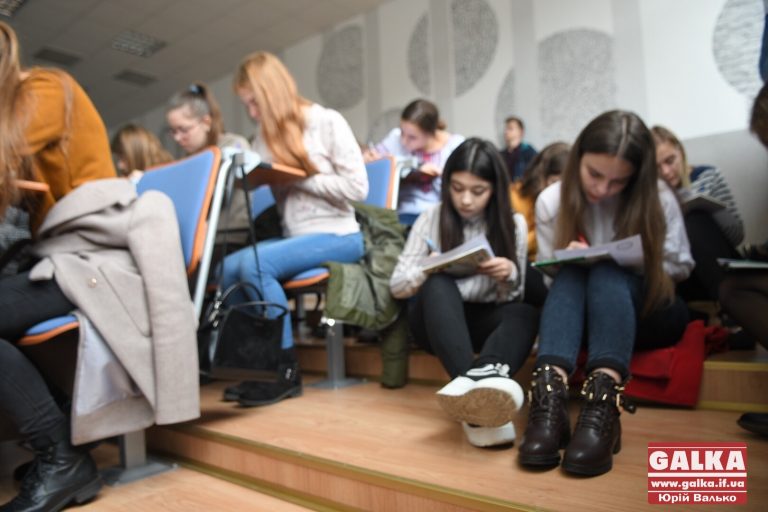 Радіодиктант національної єдності цьогоріч відбудеться раніше: де послухати