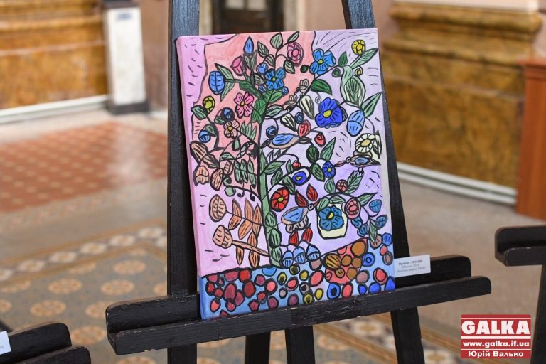 Дивовижні: виставку живопису молодих людей з інвалідністю відкрили в обласному центрі (ФОТО)