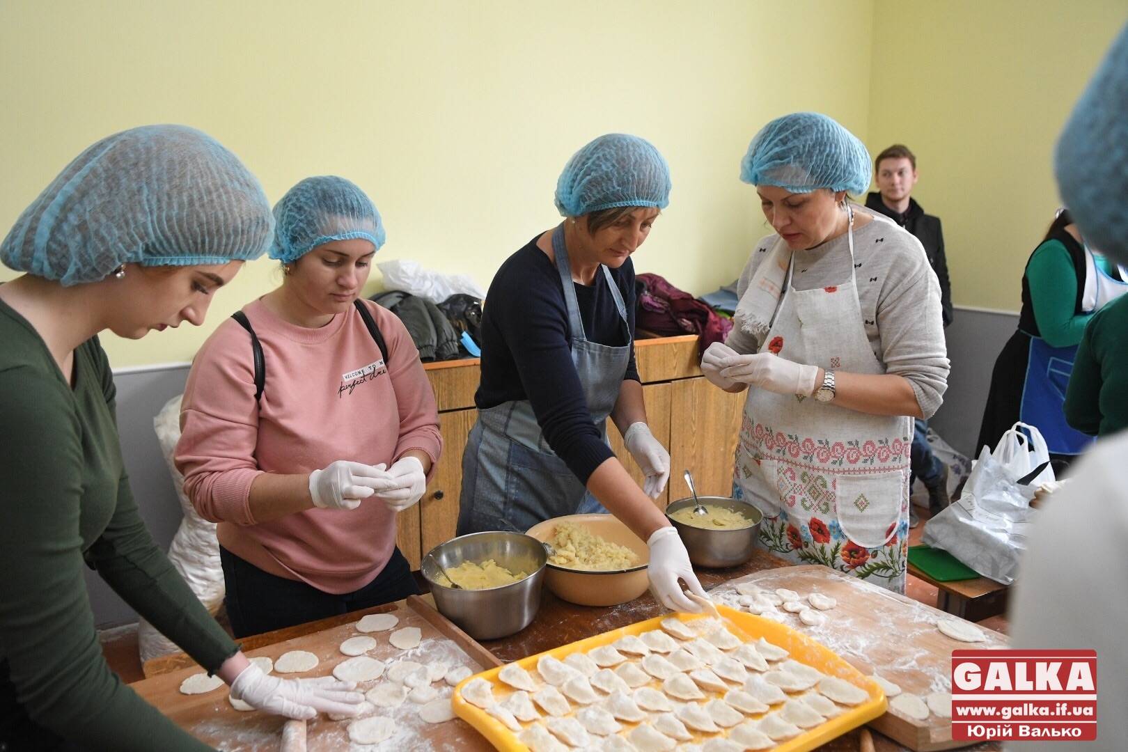 У франківській школі учні та освітяни ліплять 20 відер вареників для захисників на Сході (ФОТО)