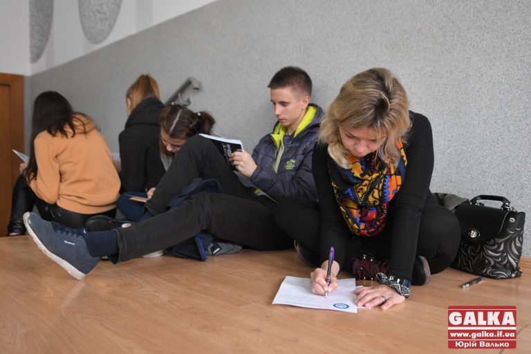 Відомі прикарпатці взялися писати диктант національної єдності (ФОТО)