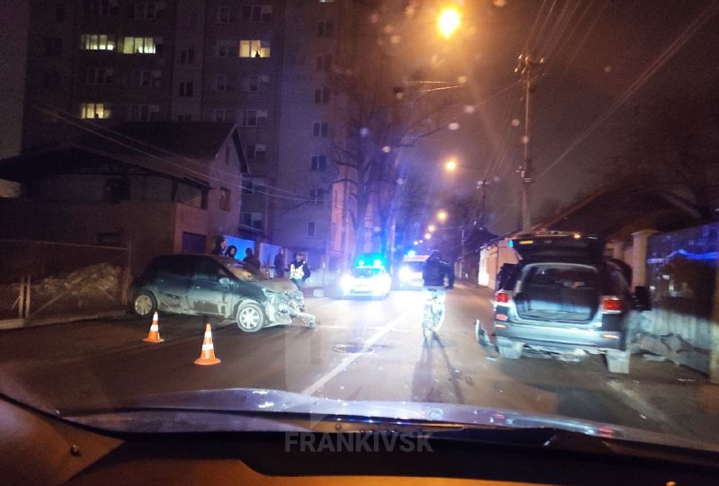 У Франківську зіткнулися “Рено” та “Тойота”: винуватиця ДТП була нетверезою (ФОТОФАКТ)