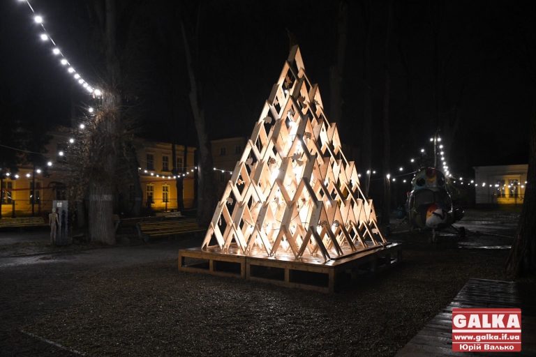 Інноваційну арт-ялинку засвітили у палаці Потоцьких (ФОТО)
