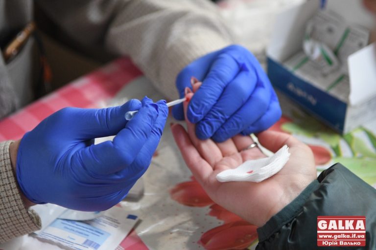 У центрі Франківська всі охочі проходять швидкий тест на ВІЛ (ФОТО)