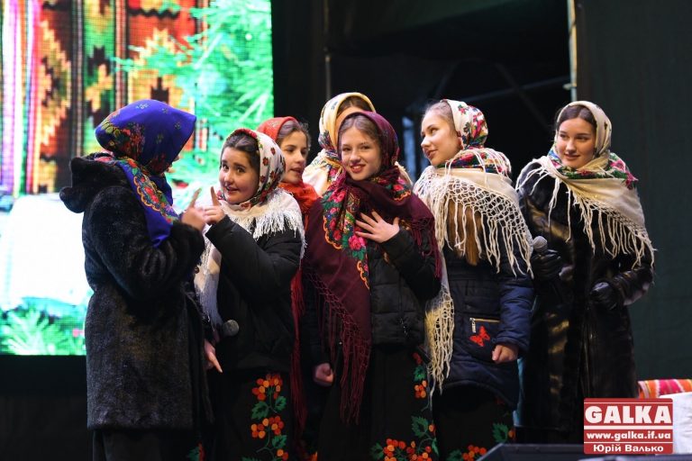 У центрі міста відгуляли “Андріївські вечорниці” – франківців розважали співами та ворожінням (ФОТО)