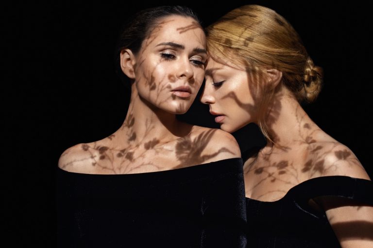 Чуттєві Тіна Кароль та Юлія Саніна представили спільний кліп на саундтрек до фільму “Віддана” (ВІДЕО)